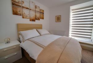 - une chambre avec un lit et une fenêtre dans l'établissement CS Serviced Apartments, à Ulverston