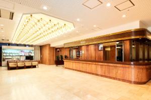 een grote lobby met een bar en een restaurant bij Marroad Inn Kumagaya in Kumagaya