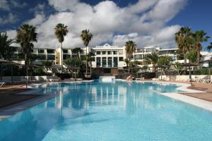 duży basen przed hotelem w obiekcie Bungalow La Roca w Costa Teguise