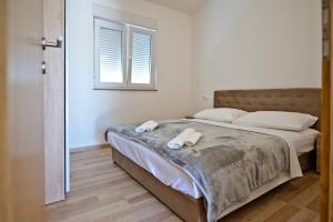 Un dormitorio con una cama con dos toallas encima. en Apartments Slapovi, en Studenci