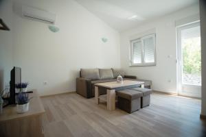 una sala de estar con un sofá y una mesa en Apartments Slapovi, en Studenci
