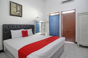 מיטה או מיטות בחדר ב-RedDoorz Plus @ Taman Siswa 3