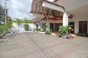 a courtyard of a house with potted plants at RedDoorz Plus @ Taman Siswa 3 in Yogyakarta