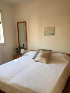 Bright apartment in the heart of Veniceにあるベッド