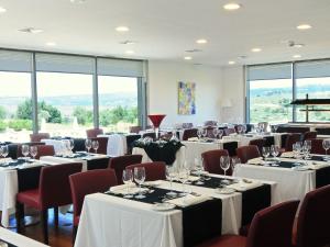 Um restaurante ou outro lugar para comer em INATEL Vila Ruiva