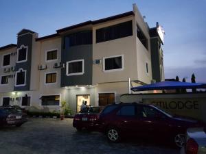 een gebouw waar een auto voor geparkeerd staat bij Citilodge Hotel in Lagos