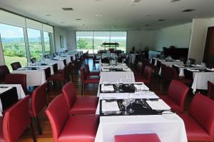 Um restaurante ou outro lugar para comer em INATEL Vila Ruiva