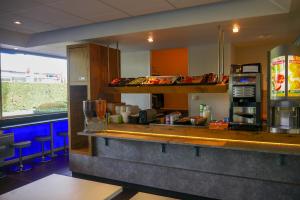Kuchyň nebo kuchyňský kout v ubytování Hotel Ibis Budget Vichy
