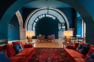 - un salon avec des murs bleus et des canapés rouges dans l'établissement Dear Lisbon - Gallery House, à Lisbonne