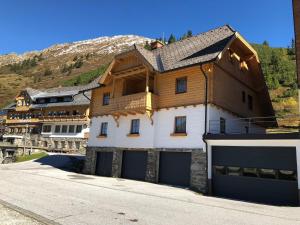 Nespecifikovaný výhled na hory nebo výhled na hory při pohledu z aparthotelu