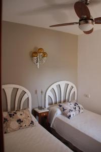 En eller flere senge i et værelse på Bellamar + 21 billeder