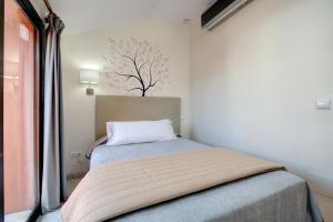 A bed or beds in a room at Sanpedro Apartamentos Marbella