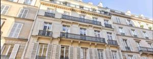 - un grand bâtiment avec des balcons sur le côté dans l'établissement 63-LUXURY FLAT CHAMPS-ELYSEES (1C), à Paris