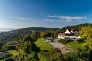 eine Luftansicht eines Hauses mit einem großen Hof in der Unterkunft Hotel Wassberg in Forch