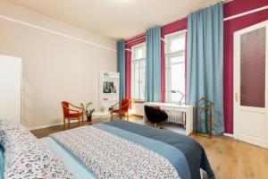 ブダペストにあるUnique Riverside Apartmentのベッドルーム1室(ベッド1台、デスク、窓付)