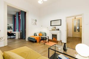 ブダペストにあるUnique Riverside Apartmentのリビングルーム(ソファ、暖炉付)