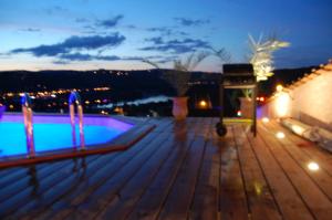 Blick auf den Pool in der Nacht in der Unterkunft Villa Panoramique in Saint-Clair-du-Rhône