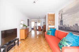 馬德里的住宿－Homelike Plaza Mayor，客厅配有红色沙发和电视