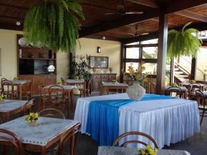 A restaurant or other place to eat at Barlavento Suites