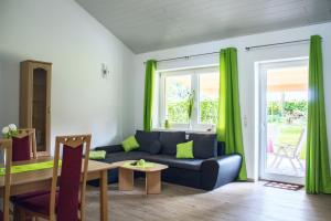 a living room with a couch and a table at Ferienhäuser Armsen in Kirchlinteln