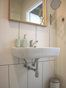 y baño con lavabo blanco y espejo. en Apartament Studio 208 en Biała Podlaska