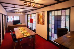 Habitación con mesa y vidrieras. en Taisho Modern Villa Zen, en Hakone 30 fotos más