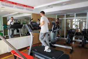 Posilňovňa alebo fitness centrum v ubytovaní San Medical Spa