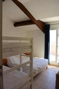 サリ・ソランザラにあるPALMERAIE 40の窓付きの客室で、二段ベッド2台が備わります。