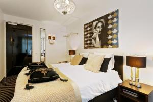 um quarto com uma grande cama branca e um quadro na parede em Hotel Garni Villa Arrisja em Eefde