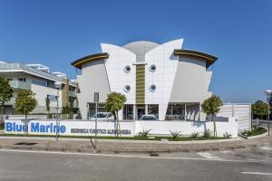 Un edificio con un volto sul lato. di Residenza Turistica Alberghiera Blue Marine a Bibione
