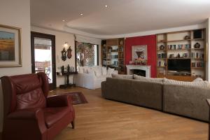 Una sala de estar con dos sofás y una chimenea. en Villa del mar, en Quartu SantʼElena