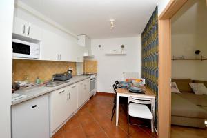 A kitchen or kitchenette at iHome Apartment 5.0