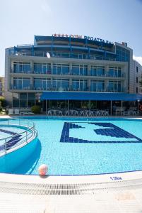 een groot gebouw met een zwembad ervoor bij Regata Palace Hotel in Sunny Beach