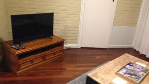 Televisor o centre d'entreteniment de Affordable & comfortable Apartment on Langley Park