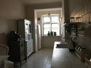 uma cozinha com uma janela, um fogão e um lavatório em Apartment Parkowa em Poznań