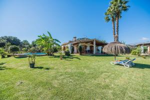 una casa con una bicicleta azul en el patio en Can Blanco - Nordvillas, en Pollensa