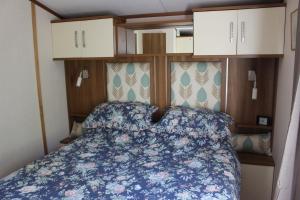 Кровать или кровати в номере Loch View