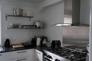 een keuken met een kookplaat en een oven bij Hotel Nordlys in Oqaatsut