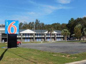 a large white building with a sign on top of it at Motel 6-Moultrie, GA in Moultrie
