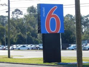 a sign that is on the side of a road at Motel 6-Moultrie, GA in Moultrie
