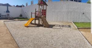 un parque infantil con un tobogán frente a una pared en Departamento Central Uno Norte Viña del Mar, en Viña del Mar 8 fotos más
