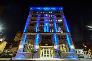 un grand bâtiment avec des lumières bleues sur lui dans l'établissement TRYP by Wyndham Newark Downtown, à Newark