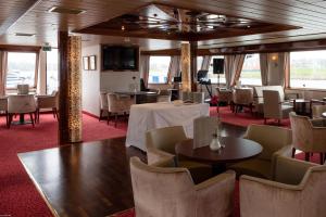 einem Speisewagen eines Zuges mit Tischen und Stühlen in der Unterkunft Fairtours Hotelschiff Vista Classica **** in Düsseldorf