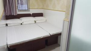 Postel nebo postele na pokoji v ubytování Lung Wa Hotel