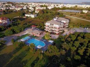 Bazén v ubytování Ionion Star Hotel nebo v jeho okolí