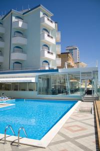 una piscina di fronte a un edificio di Hotel Niagara a Lido di Jesolo