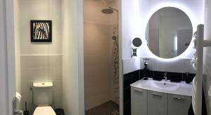 Koupelna v ubytování LES HORTENSIAS + 20 fotografií