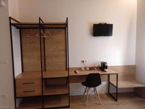 a room with a desk and a closet at Hotel Entrerailes in Casalarreina