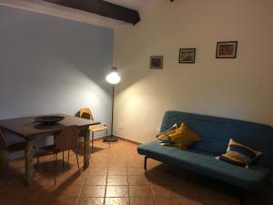 ヴァストにあるCasa vacanze Potto e Ceciaのリビングルーム(青いソファ、テーブル付)