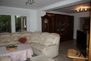 - un salon avec un canapé et une table dans l'établissement Haus Swantje, à Hinte